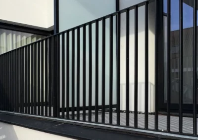 Balustrades in strakke zwarte poederlak voor residenties