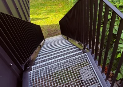 stalen trap met balustrade in poederlak