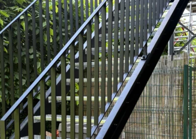 stalen trap met dubbele leuning voor buiten