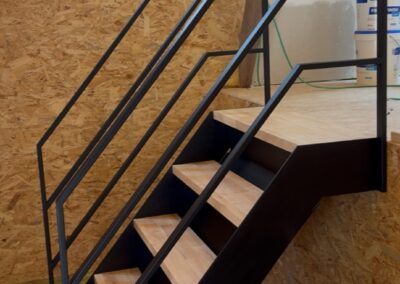 stalen binnentrap met houten tredes