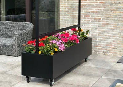 transparant windschem met bloembak in staal