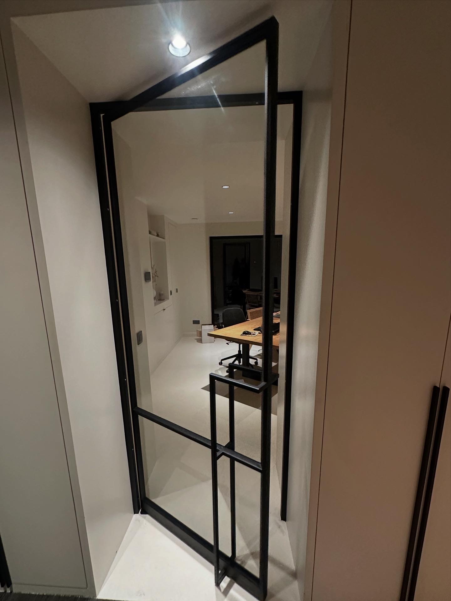 Stalen poort voor residentiële woning met toegangscontrole en ingewerkte brievenbus