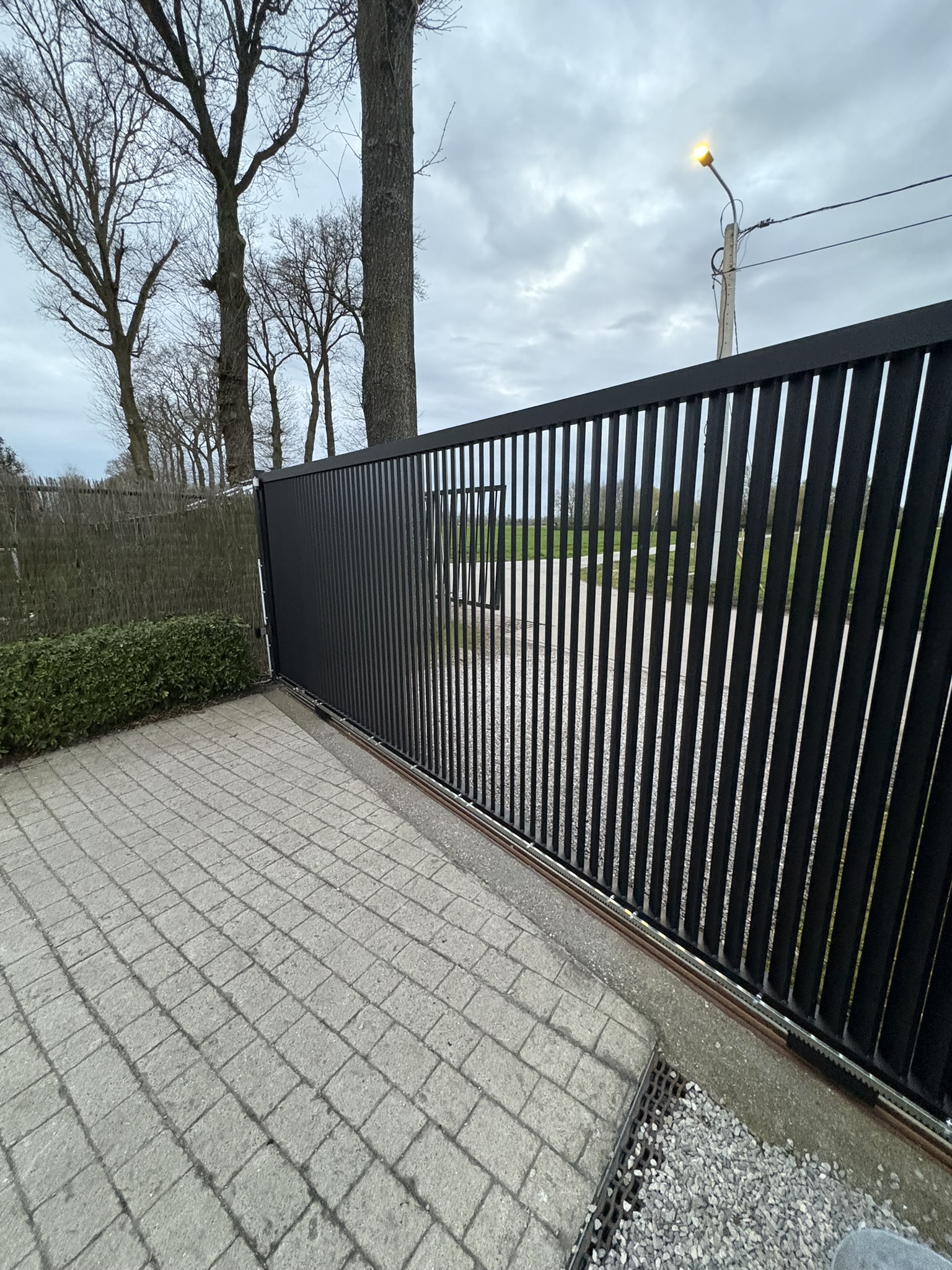Stalen poort voor residentiële woning met toegangscontrole en ingewerkte brievenbus